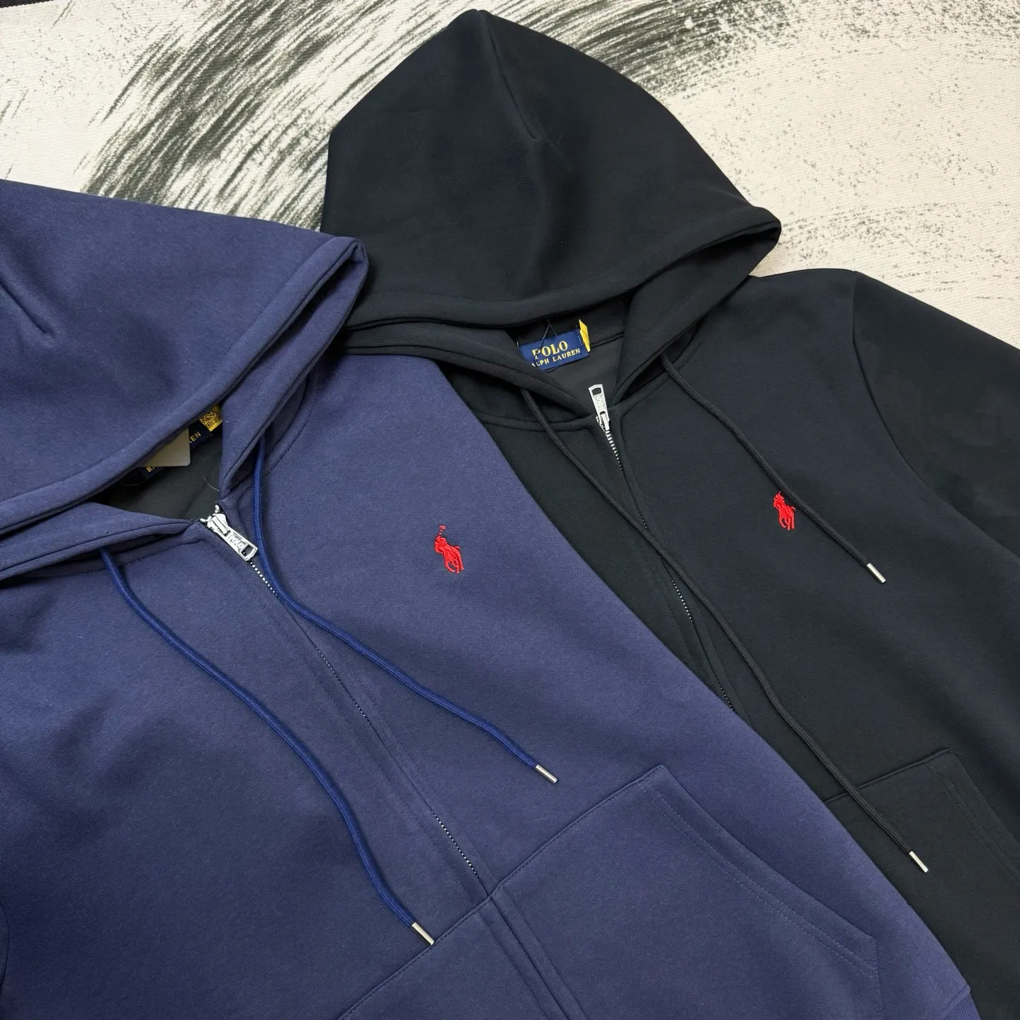 P250 Ralph small label embroidered hooded jacket, the same style at Ralph Lauren counters. It is made of high-gram composite fabric with hemmed strips. It has a very textured handle. It is three-dimensional and atmospheric. It is easy to wear in autumn and winter. It is simple and elegant. It adopts the os version. The upper body effect is very good. It is suitable for all body types. Soft and comfortable. Craftsmanship imported custom zippers➕Hardware and accessories are complete. The embroidery is full and three-dimensional. Perfect restoration of zp 2:1. Same style for men and women. Versatile and easy to wear. Size s m l xl color black navy